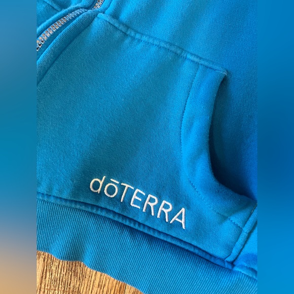 CROPPED FULL ZIP dōTERRA HOODIE - Picture 5 of 5